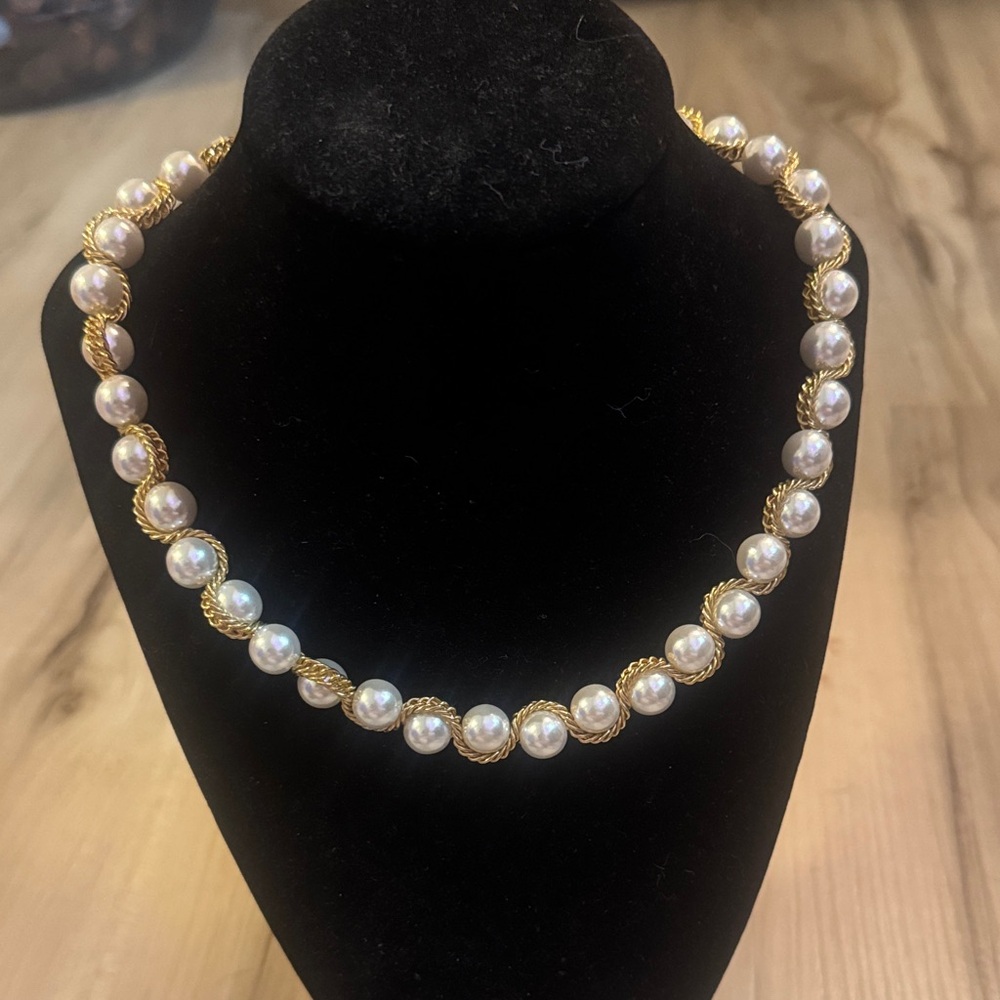 Elegant Gold and White Pearl Necklace